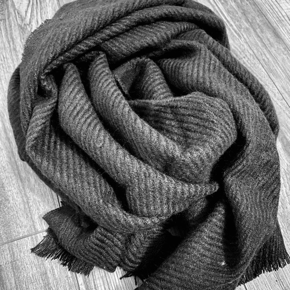 ✨LAST ONE✨Black chic cashmere scarf/shawl - Picture 2 of 3